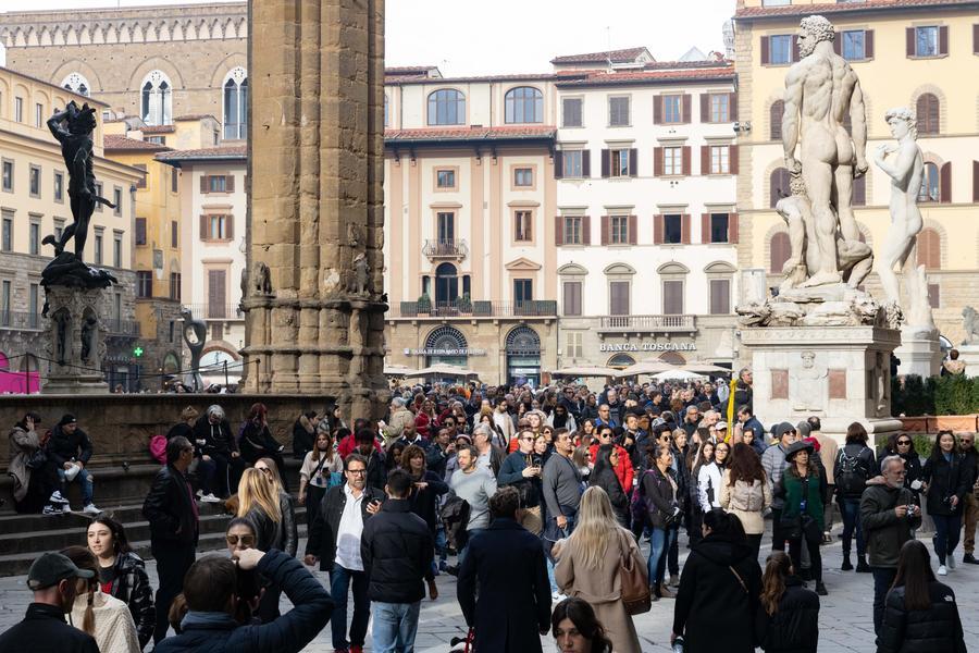 Firenze meta preferita tra Natale l’Epifania: crescono i turisti stranieri, ma gli italiani rincorrono