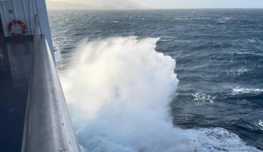 
	La nave Acciarello della BlueNavy affronta il mare del canale di Piombino nella giornata di oggi (9 gennaio 2023)&nbsp;

