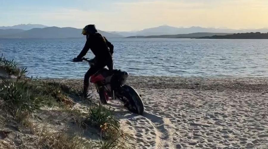 L’avventura sarda senza rispetto per l'ambiente della motociclista e youtuber svedese Sara Aydin