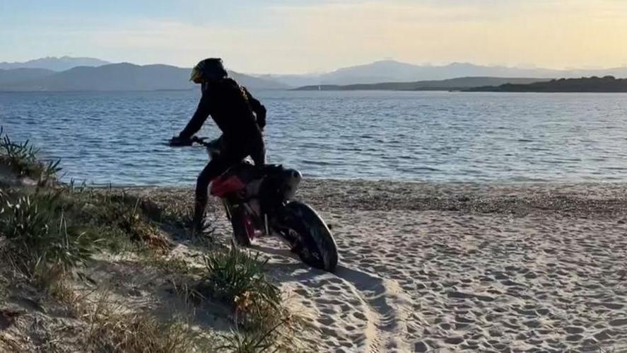 L’avventura sarda senza rispetto per l'ambiente della motociclista e youtuber svedese Sara Aydin