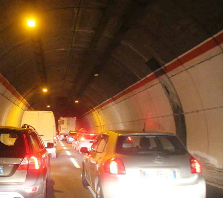 Le auto in coda in galleria