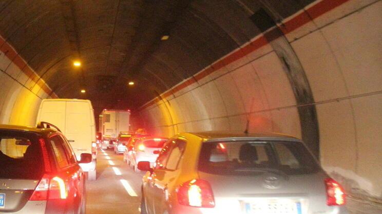 Le auto in coda in galleria