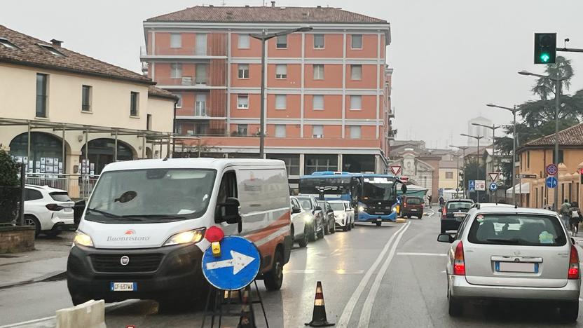 Viabilità sempre più a ostacoli a Ferrara. Il traffico aspetta un piano