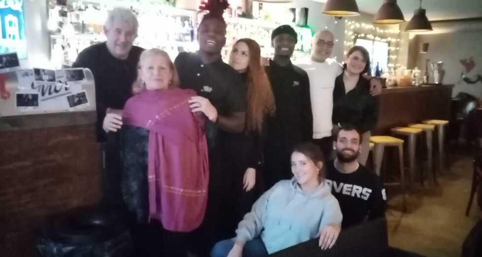 Modena. Il pub offre un pranzo a cinquanta bisognosi Clienti come camerieri 