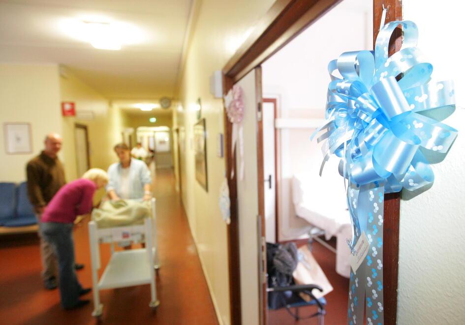 L'assessore Donini: «Per i punti nascita il numero di ginecologi non è sufficiente» 