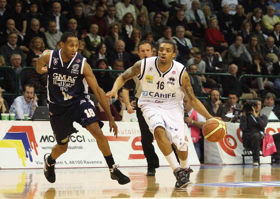 Bandiere, meteore e bufale: la storia del basket a Ferrara attraverso gli americani