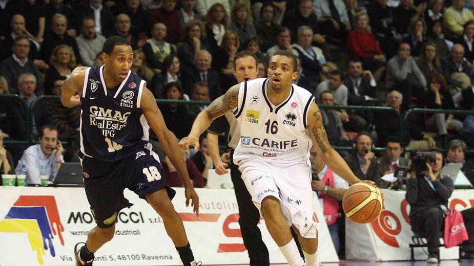 Bandiere, meteore e bufale: la storia del basket a Ferrara attraverso gli americani
