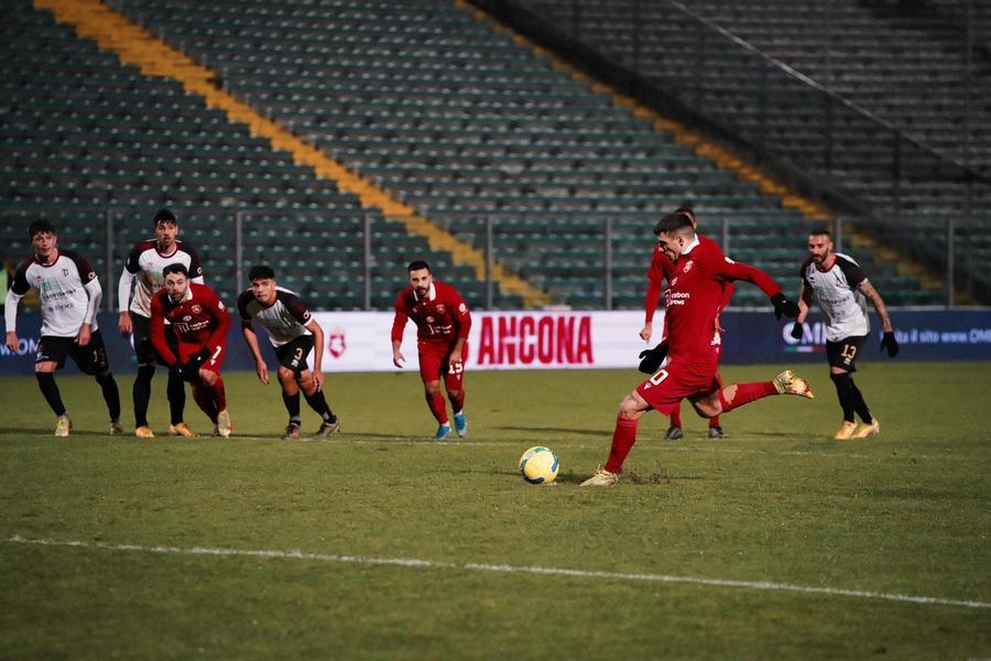 
	Di Massimo calcia il rigore che vale il 2-0 per l'Ancona nel match col Pontedera (Foto di Franco Silvi)

