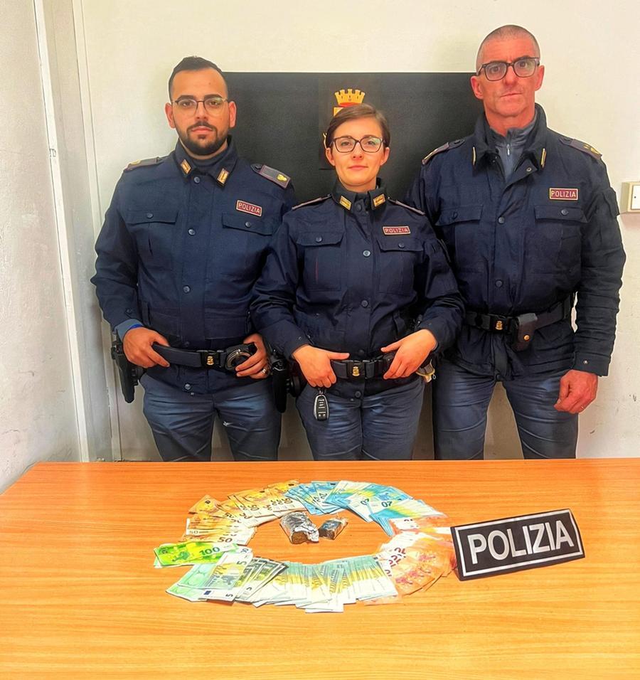 Sviene e gli amici chiamano il 118: arriva anche la polizia e trova droga e soldi in casa