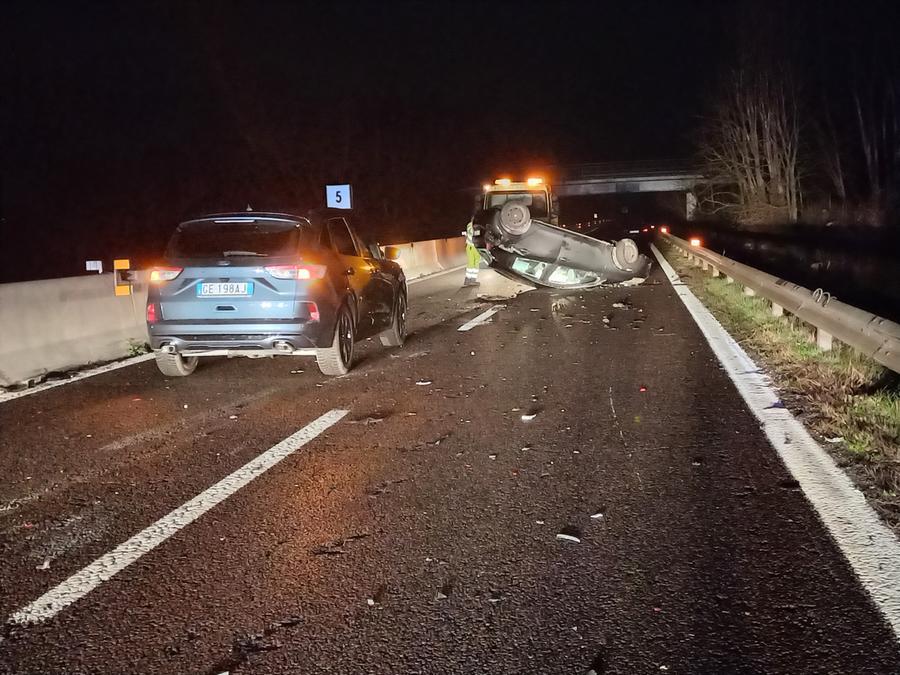 Ferrara, cerca da mangiare in auto e cappotta in Superstrada