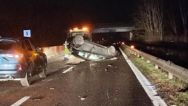 Ferrara, cerca da mangiare in auto e cappotta in Superstrada