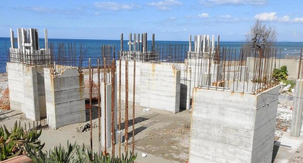 San Vincenzo, all’ex Faro resta il cantiere: fermata la demolizione
