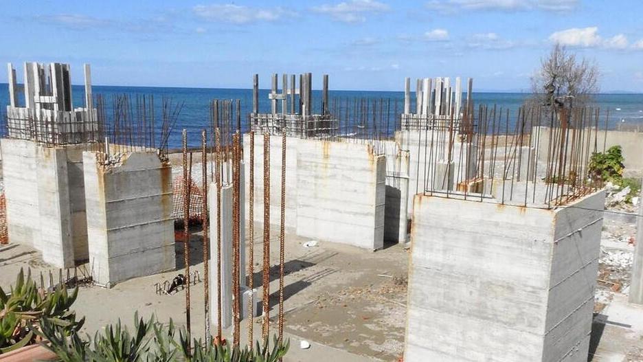 San Vincenzo, all’ex Faro resta il cantiere: fermata la demolizione