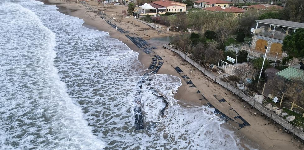 Dissalatore all’Elba, la mareggiata spazza via la strada sulla spiaggia. Italia Nostra: «Danno ambientale»