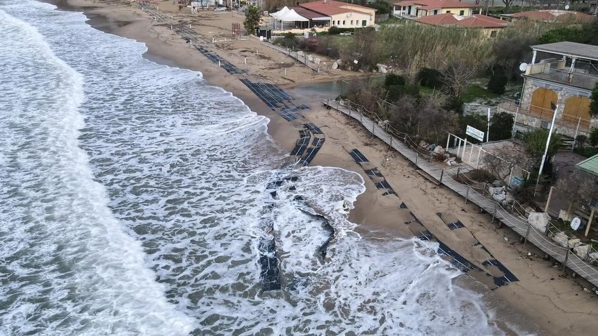 Dissalatore all’Elba, la mareggiata spazza via la strada sulla spiaggia. Italia Nostra: «Danno ambientale»