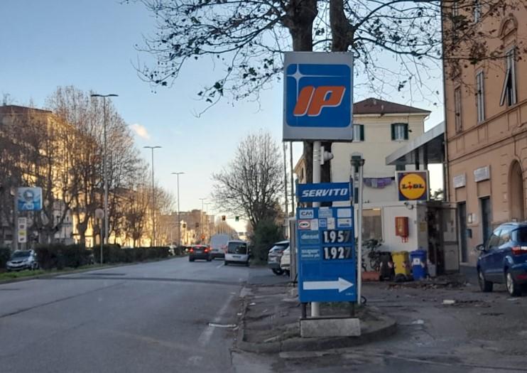 Benzina e diesel sfiorano i due euro al litro. Ecco i distributori a Livorno dove si può risparmiare