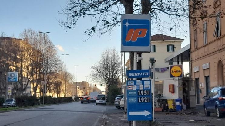 Benzina e diesel sfiorano i due euro al litro. Ecco i distributori a Livorno dove si può risparmiare