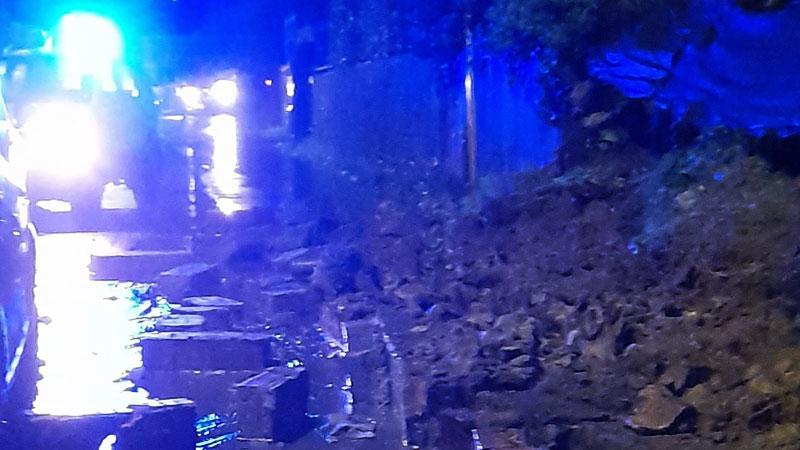 Muri crollati e case al buio: la bufera di domenica notte si fa sentire in provincia di Pisa