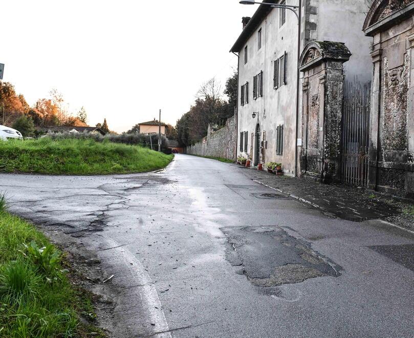 Lucca, il giallo del cicloamatore: «Investito da auto pirata»