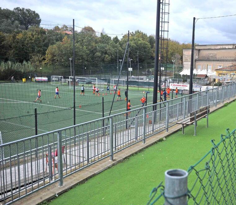Uno dei campi sportivi del Legno Rosso