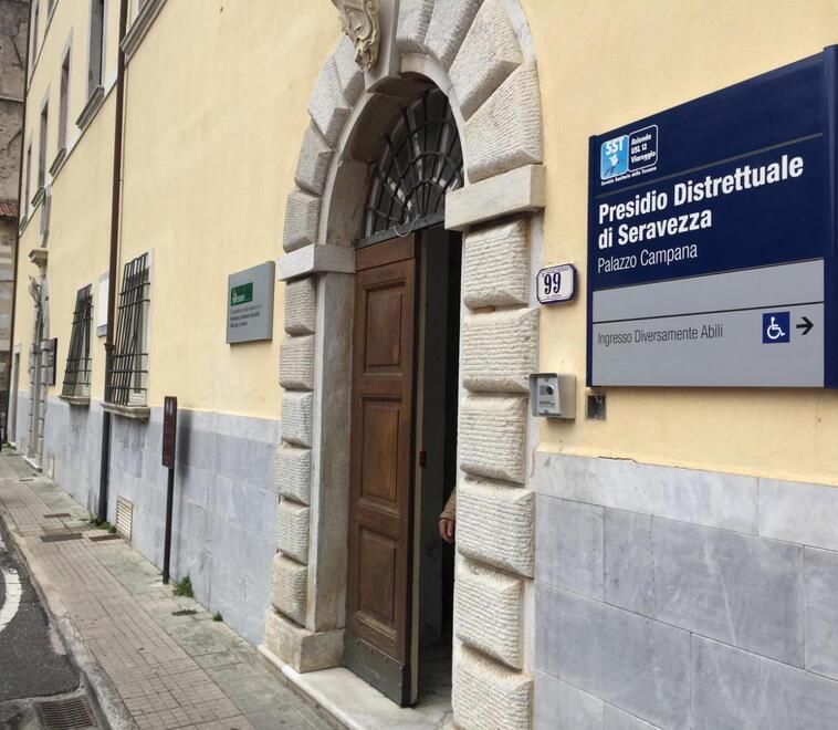 Il presidio sanitario distrettuale di Seravezza (foto di archivio)
