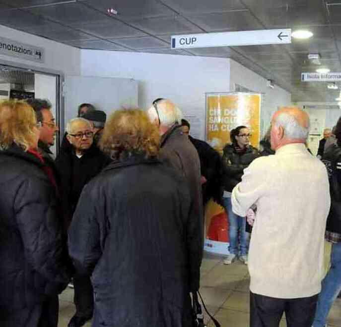 Code e malori al distretto sanitario di Carrara. E al Cup arrivano i carabinieri