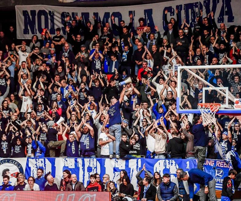 La promessa in Piazza: «Commosso da questi tifosi. La PL tornerà a vincere per voi»