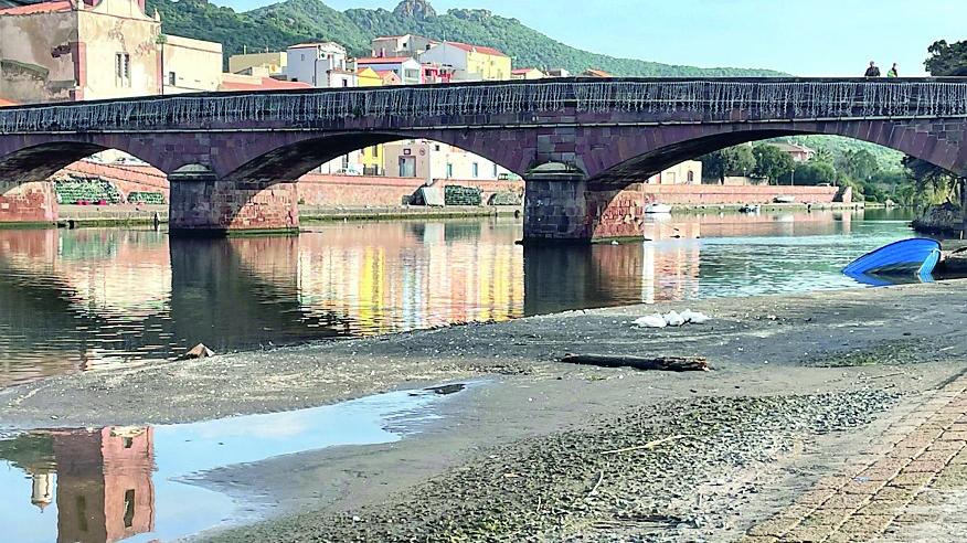 L'isolotto formato dai detriti a ridosso dello scalo di alaggio sul Temo