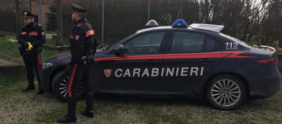 Cento, lancio di bottiglie e offese: bloccato con il taser