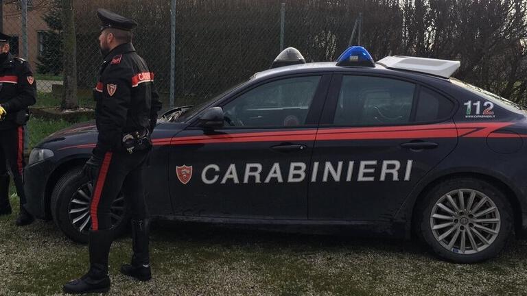 Cento, lancio di bottiglie e offese: bloccato con il taser