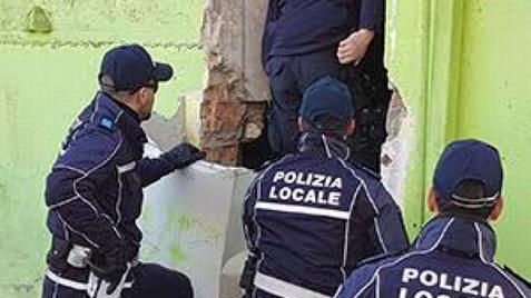 Medelana, calcinacci in strada: le case sono inagibili