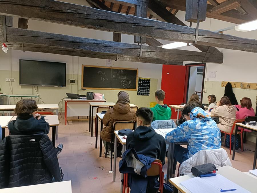 Ferrara, rientro a scuola, ma i cellulari rimangono al muro