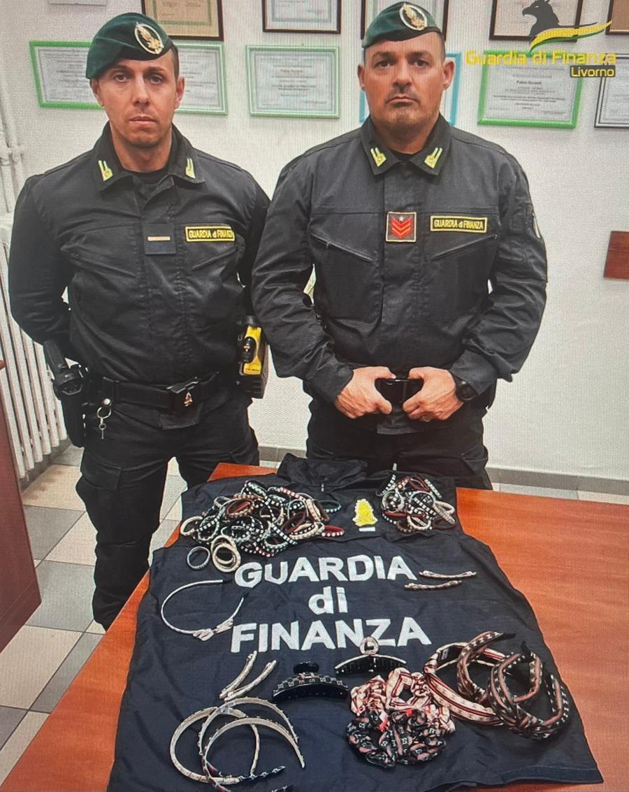 
	La merce sequestrata (foto guardia di finanza di Livorno)

