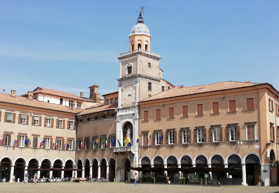 Comune di Modena, il decalogo per i dipendenti: spegnete la luce negli uffici e niente commenti sui social sul proprio ente