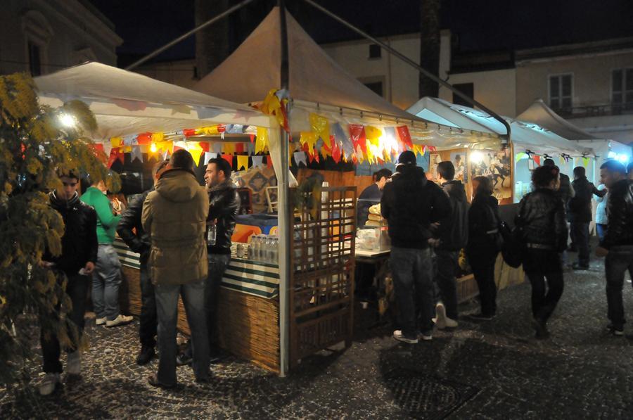 
	Bancarelle nel centro storico di Oristano durante il carnevale

