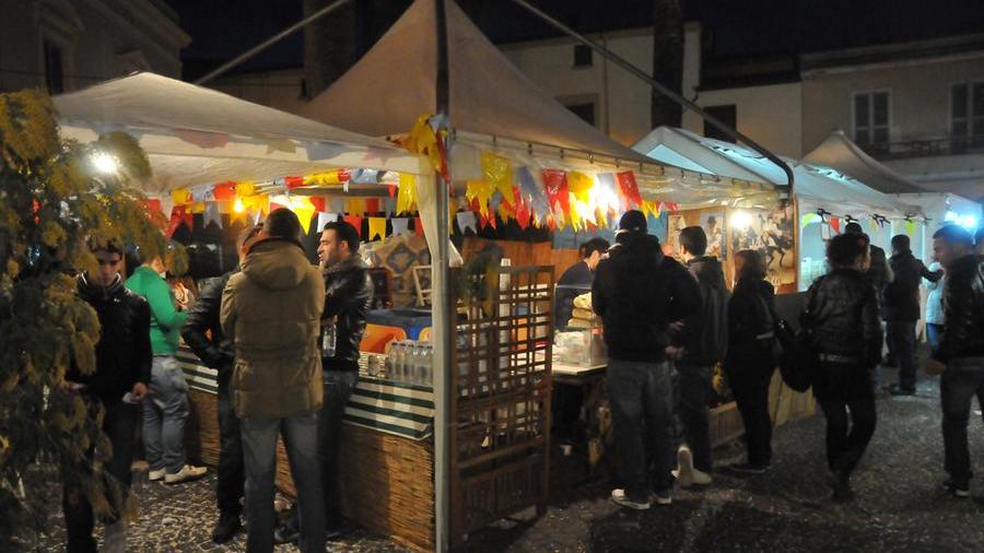 Bancarelle nel centro storico di Oristano durante il carnevale