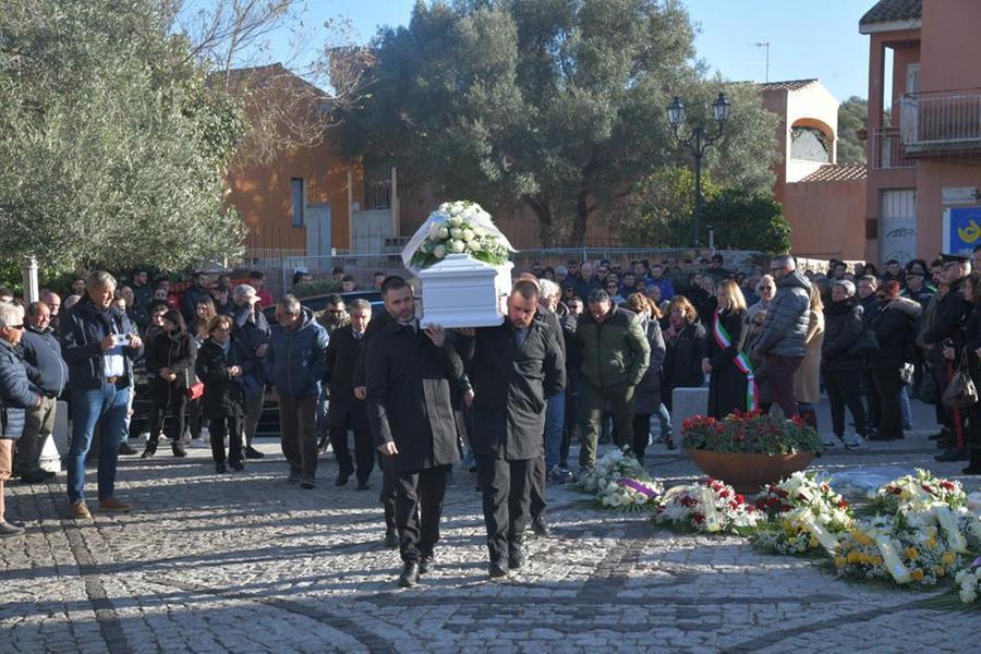 San Teodoro, folla commossa per l’ultimo saluto a Danilo Sulas