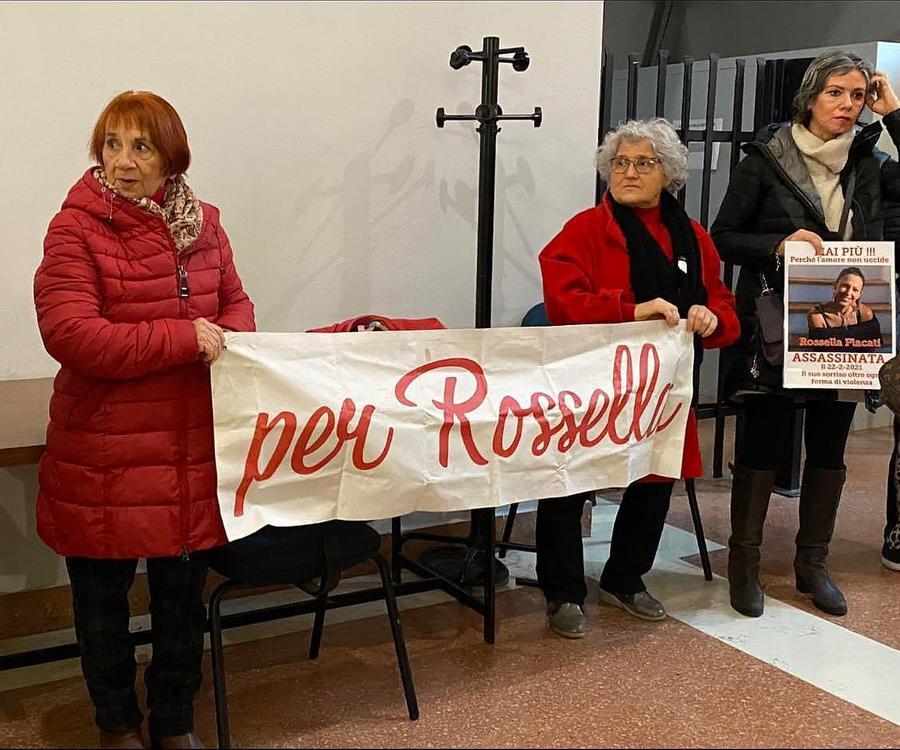 
	Lo striscione e il cartello portato dalle amiche di Rossella Placati all'udienza del 10 gennaio del processo per il suo omicidio

