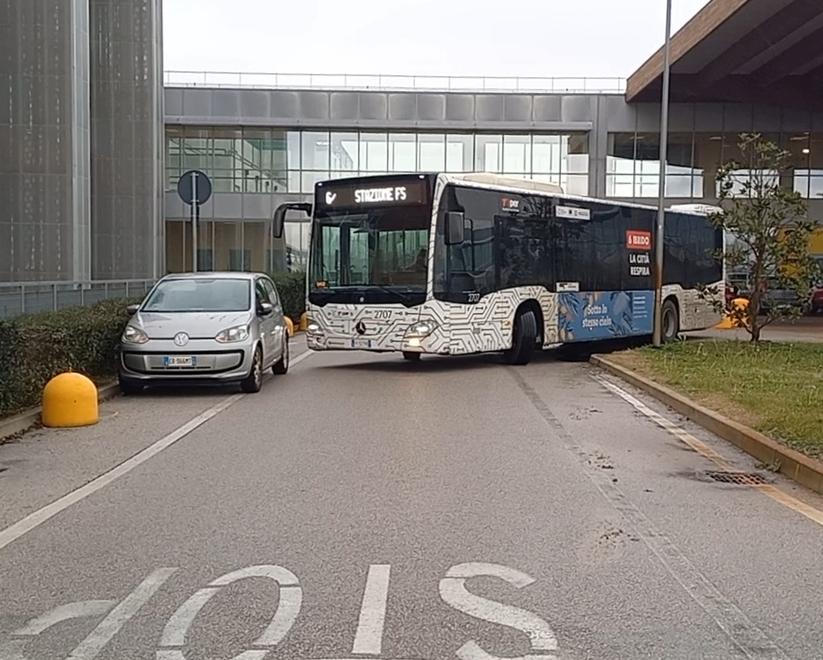 Cona, parcheggi occupati e multe anche ai dipendenti
