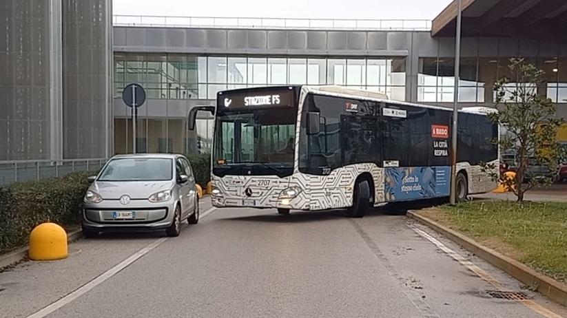 Cona, parcheggi occupati e multe anche ai dipendenti