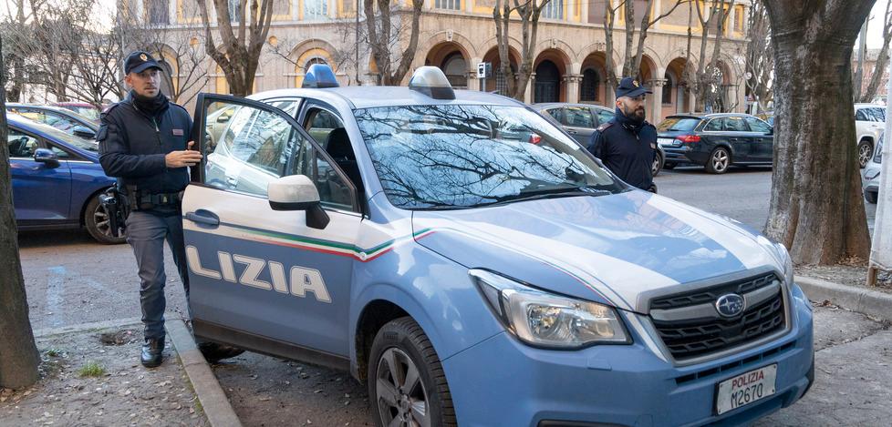 Modena Viale Crispi, blitz della polizia controlli negli appartamenti