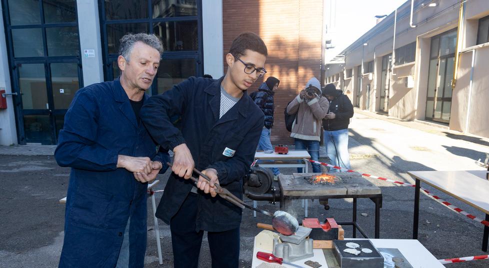 Modena Così da un tubo nasce una medaglia Il Corni scopre l’arte della fusione