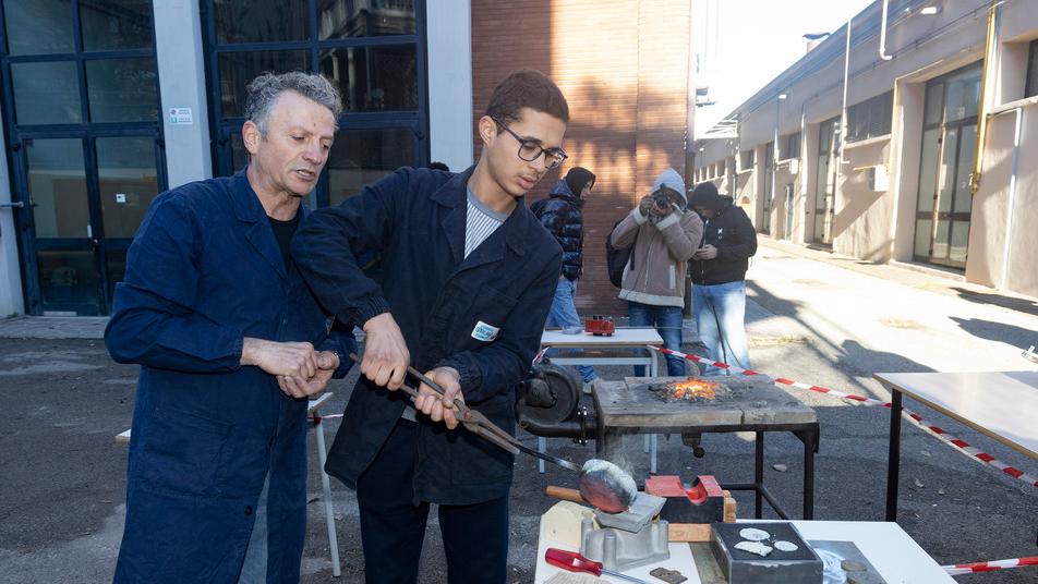 Modena Così da un tubo nasce una medaglia Il Corni scopre l’arte della fusione