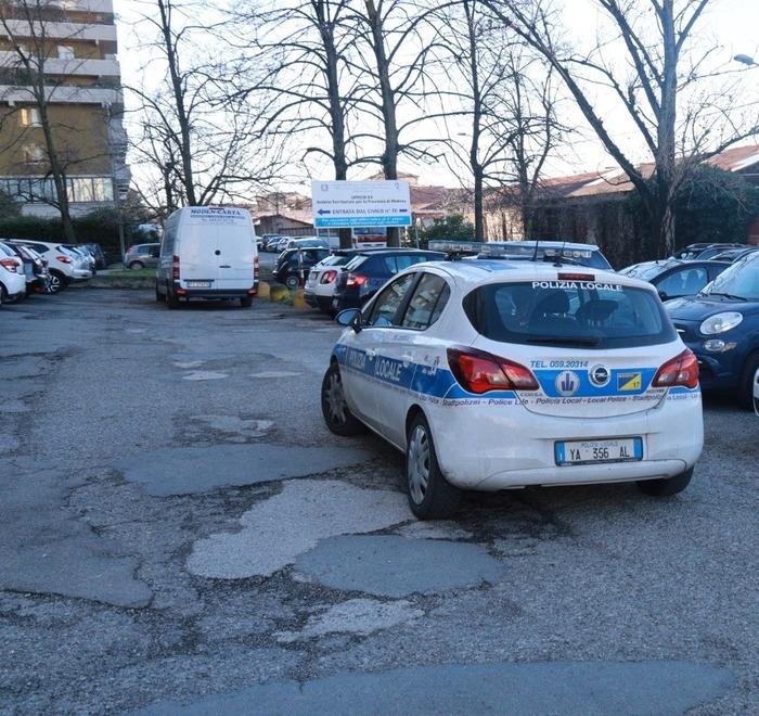 Modena, soste selvagge in via Rainusso: scattano le multe