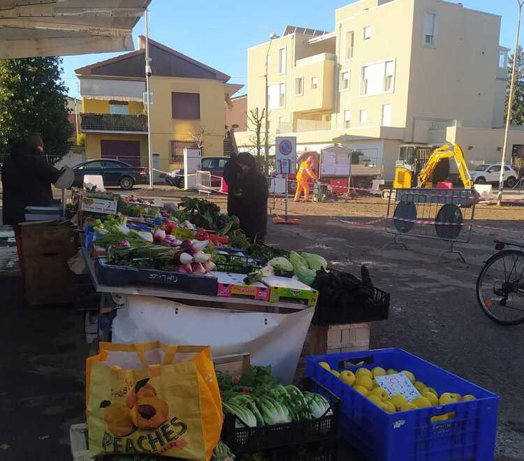 Castelnuovo «Banchi tra la polvere Così il nuovo cantiere ha invaso il mercato» 