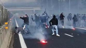 Scontri in A1, già liberi tre degli ultras arrestati: sul tifo in arrivo misure rigorose