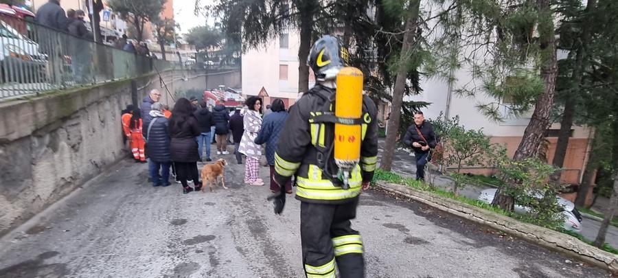 
	Le abitazioni attorno all'appartamento bruciato sono state evacuate <em>(foto Massimo Locci)</em>

