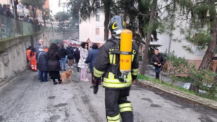 Le abitazioni attorno all'appartamento bruciato sono state evacuate <em>(foto Massimo Locci)</em>