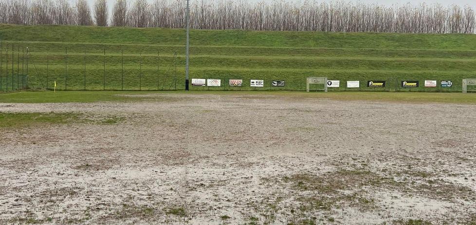 Cento, la protesta dei genitori: «Questo campo da calcio è indecente» 