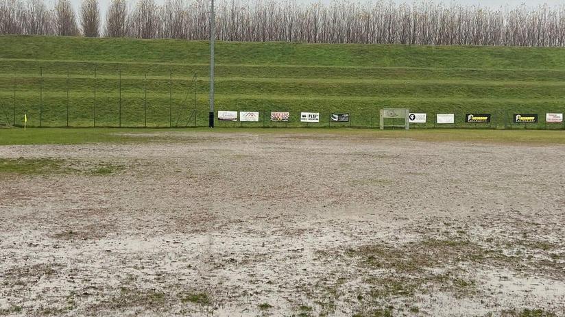 Cento, la protesta dei genitori: «Questo campo da calcio è indecente»